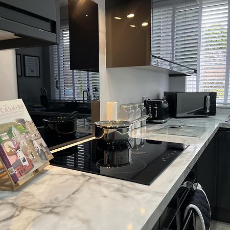 Modern 3-Bed Stay-Away-Home Sleeps 6 Nr Manchester Dış mekan fotoğraf