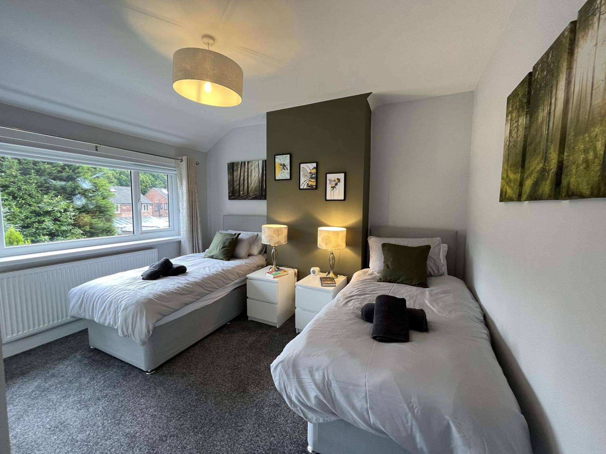 Modern 3-Bed Stay-Away-Home Sleeps 6 Nr Manchester Dış mekan fotoğraf