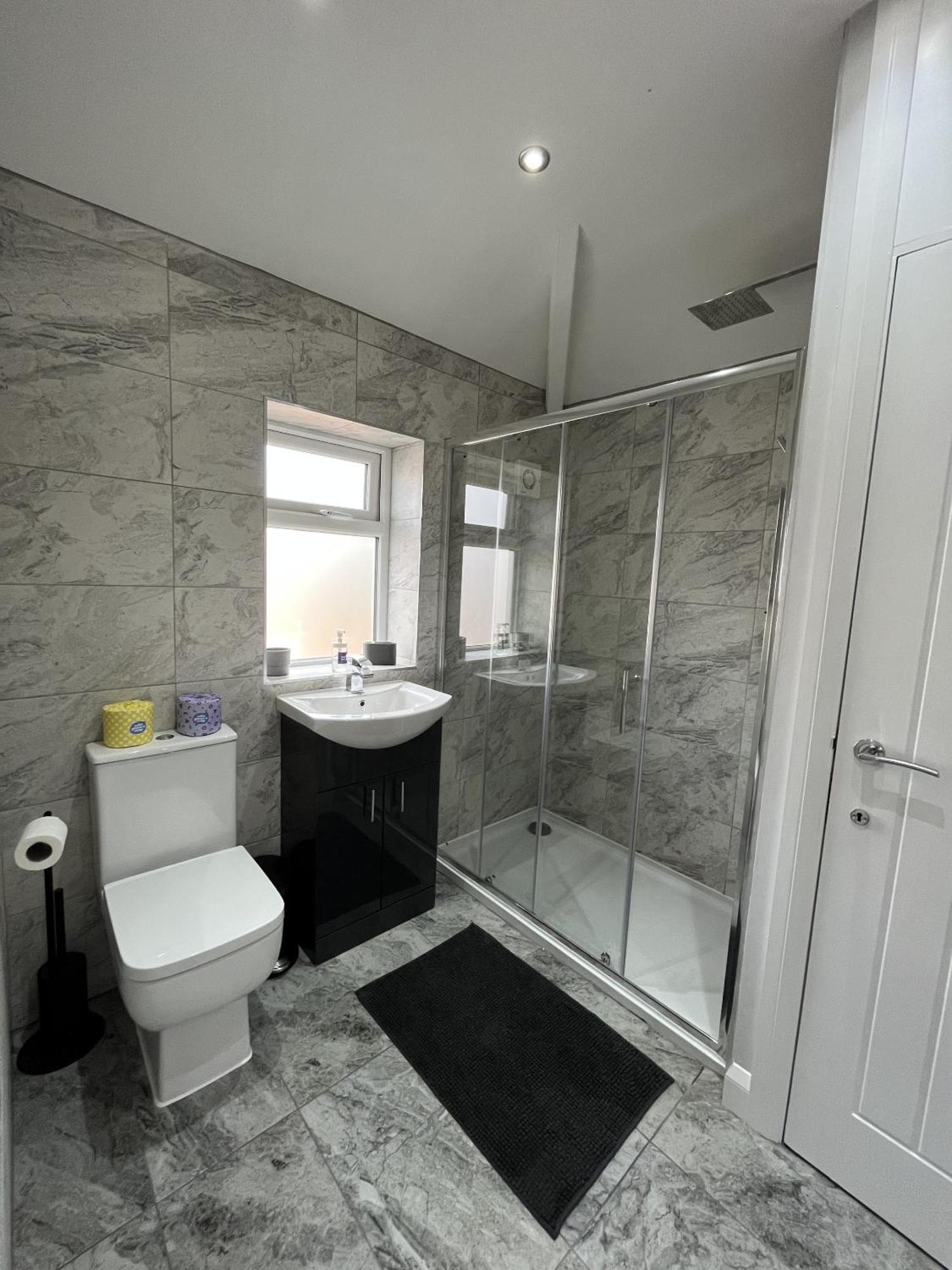 Modern 3-Bed Stay-Away-Home Sleeps 6 Nr Manchester Dış mekan fotoğraf